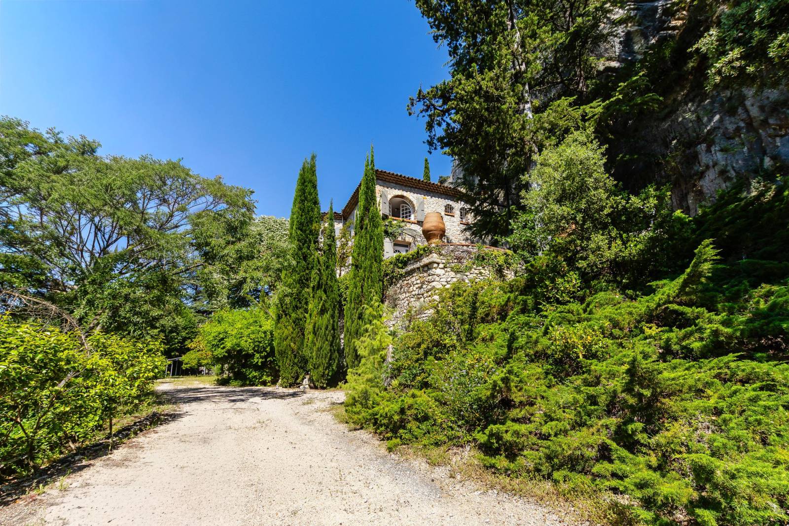 Exceptional property in Vaison-la-Romaine - Three residences, stunning grounds, a swimming pool, and panoramic views