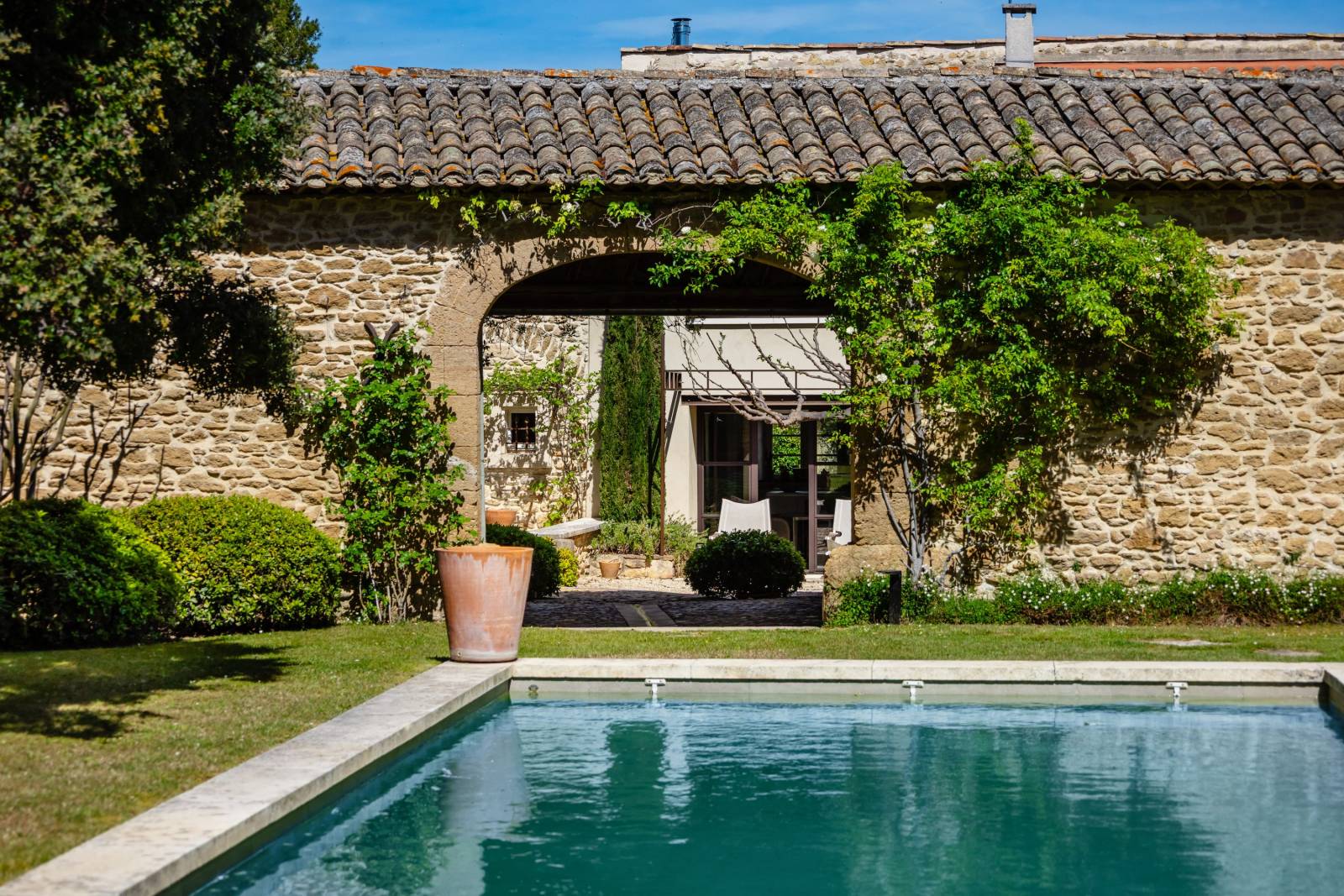 In the heart of the Luberon, elegant renovated estate, a true private hamlet comprising several buildings arranged around three courtyards and gardens, complete with a swimming pool.