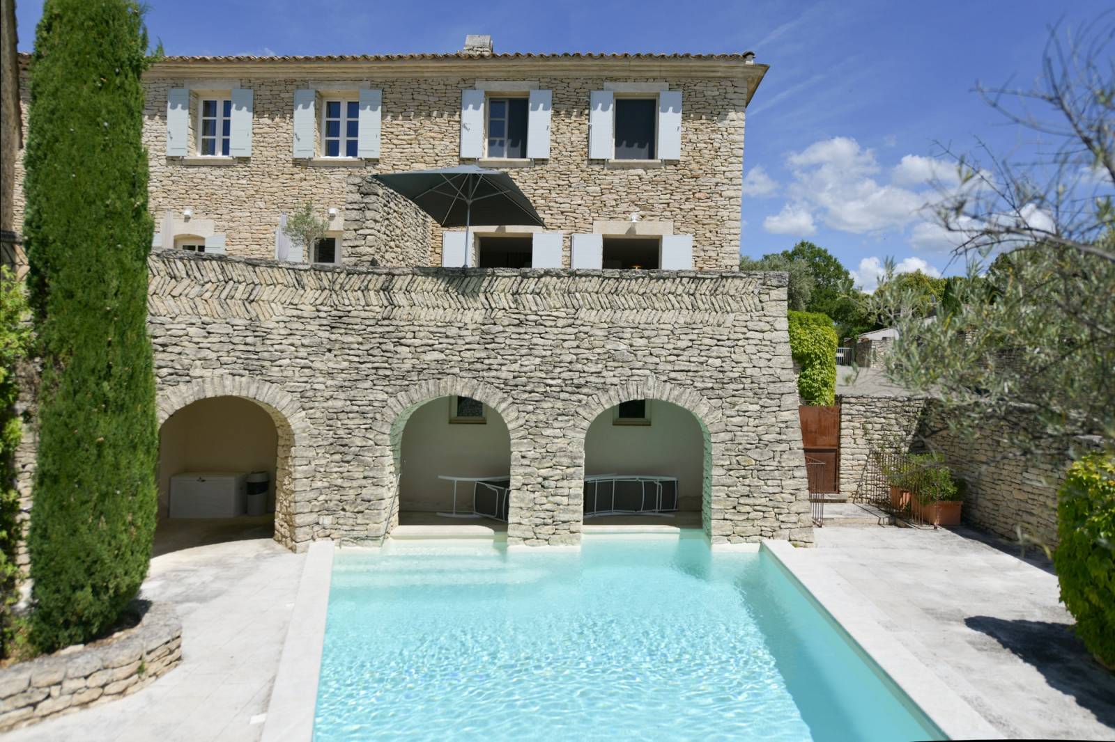 For sale in Gordes, village edge house with garage and swimming pool in a charming small residence.