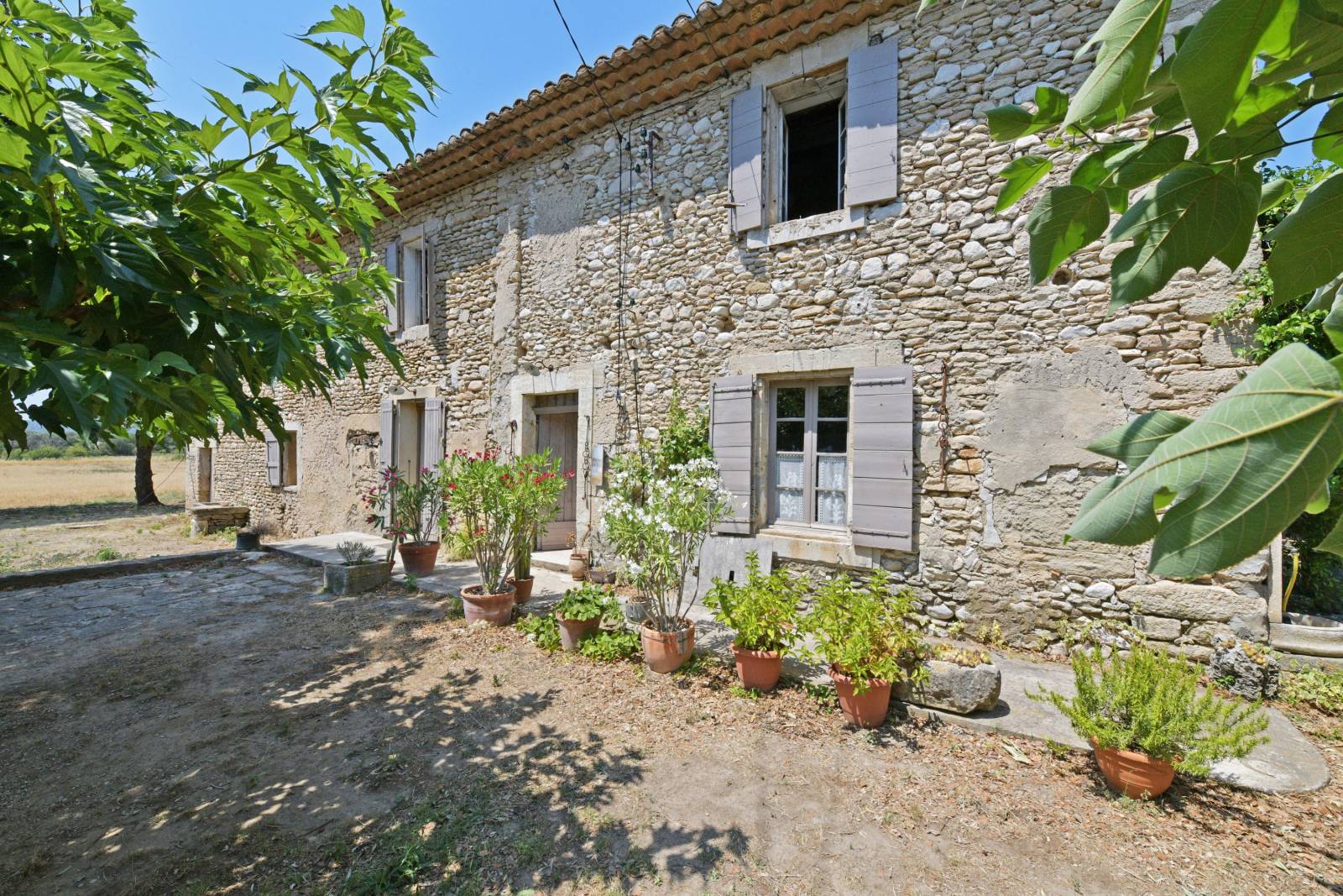 Authentic stone farmhouse in need of renovation, located between Gordes, Cabrières-d’Avignon, and Ménerbes, facing the Luberon, on over 2.3 hectares of land with exceptional views.