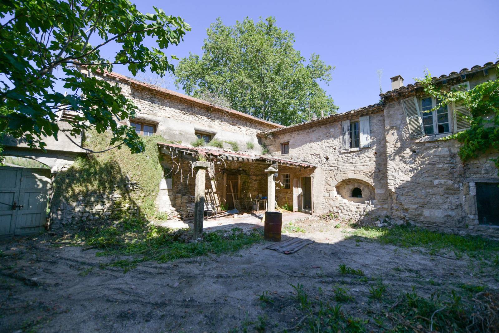 For sale in the Luberon: historic private hamlet to renovate and convert into a hotel on the Via Domitia cycle path.