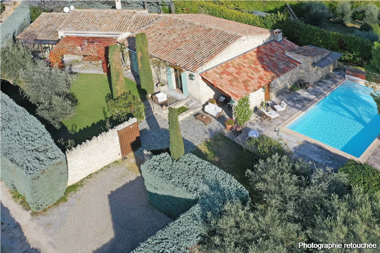 Hamlet house with pool and views of the Luberon in a peaceful setting between Gordes and Ménerbes.