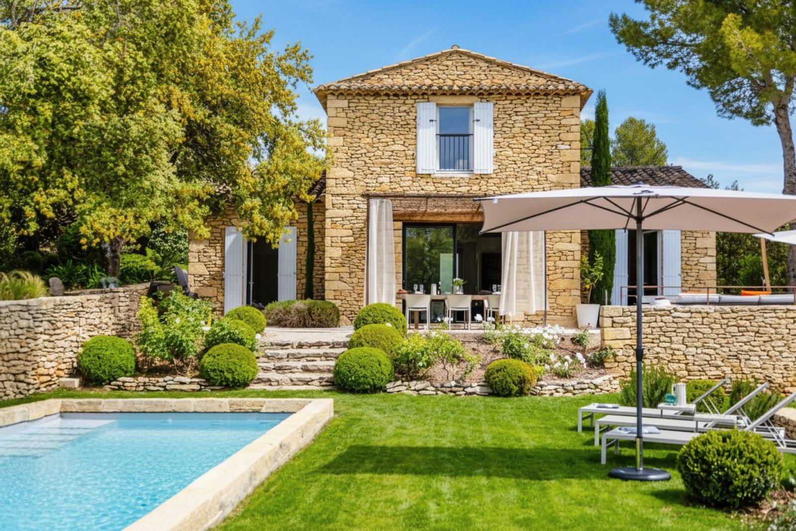 For rent just a few minutes’ walk from the center of Gordes, five-bedroom stone house with bastidon, swimming pool and views.