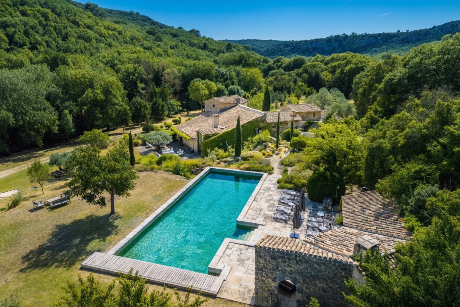 Seasonal rental between Bonnieux and Lourmarin: a luxurious Mas with pool and tennis court nestled in unspoilt nature.
