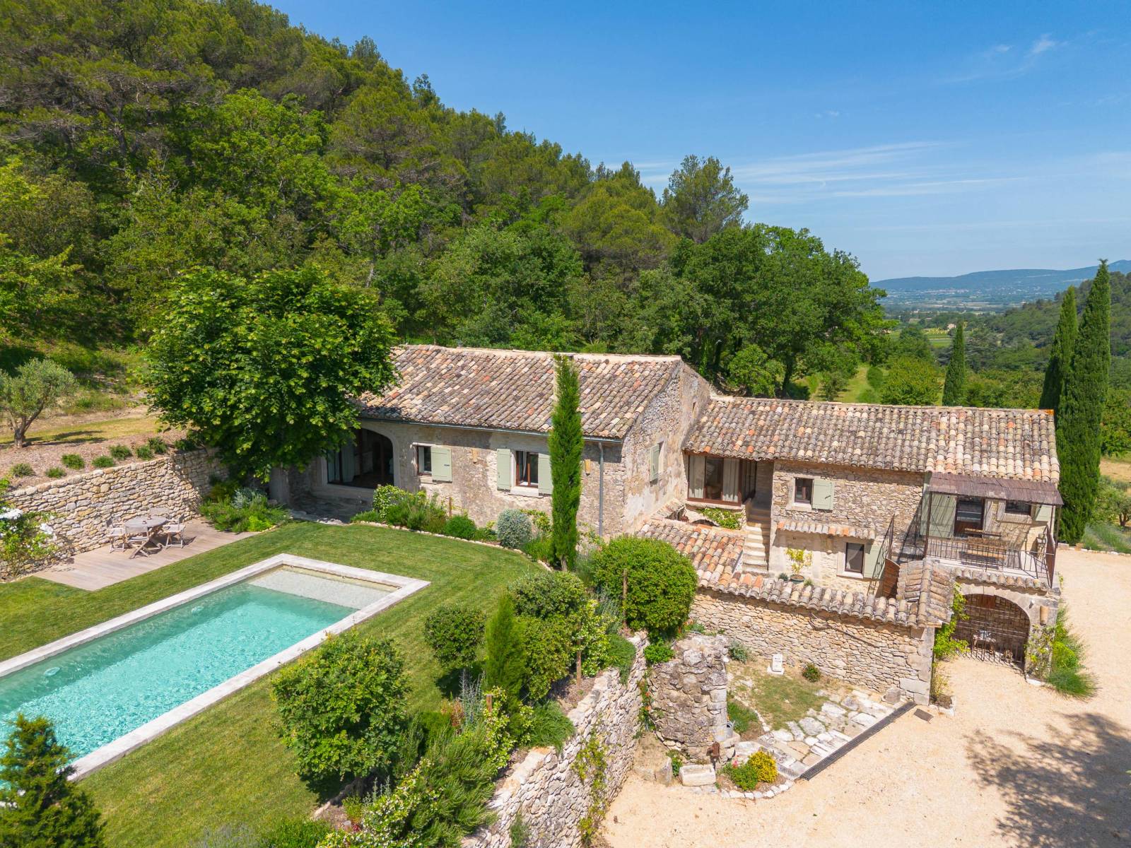 Available for holiday rental, superb stone farmhouse in the heart of nature with pool and summer kitchen, walking distance to the village of Ménerbes.