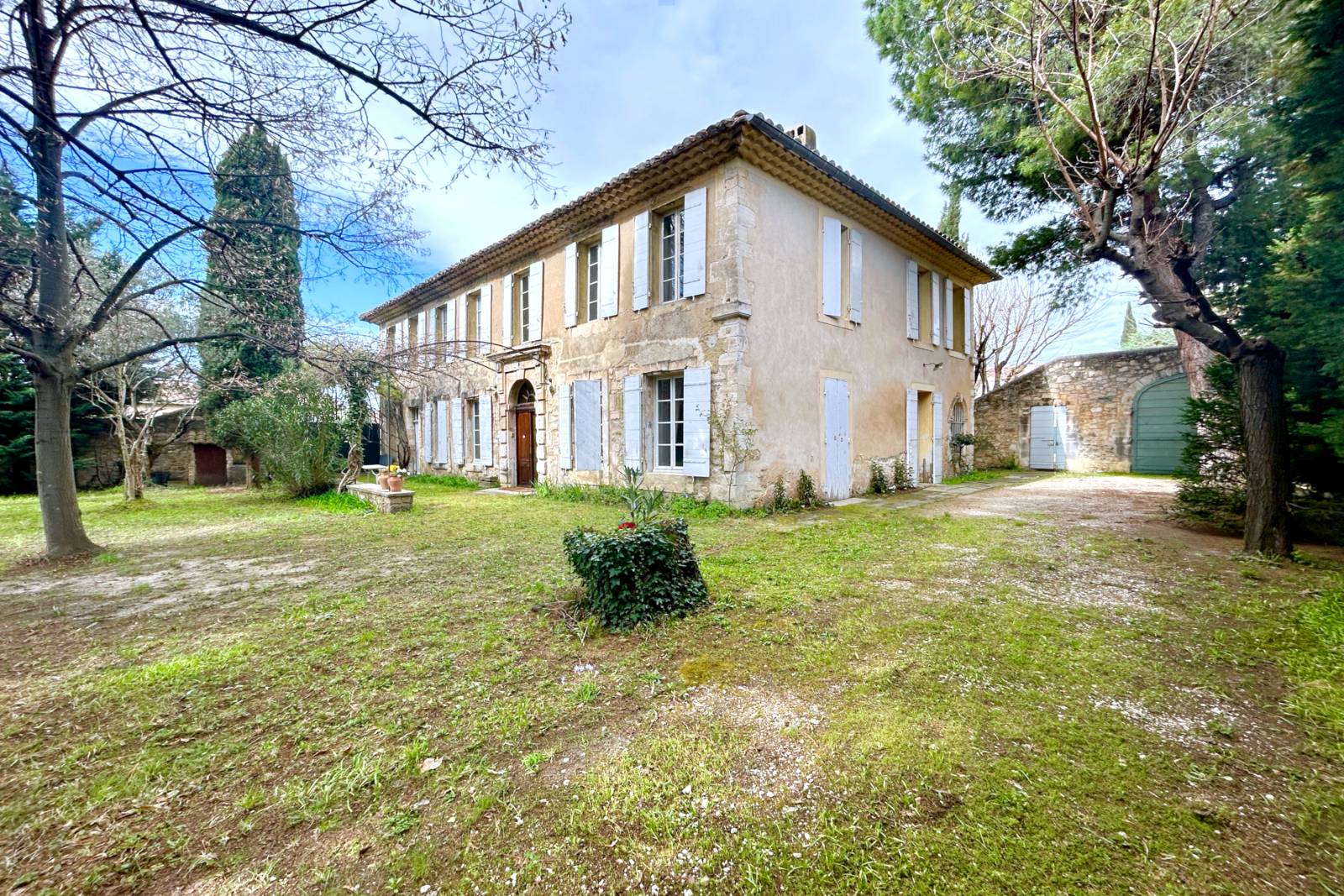 Carpentras : Elegant 19th-century bourgeois house with wooded garden, close to amenities.
