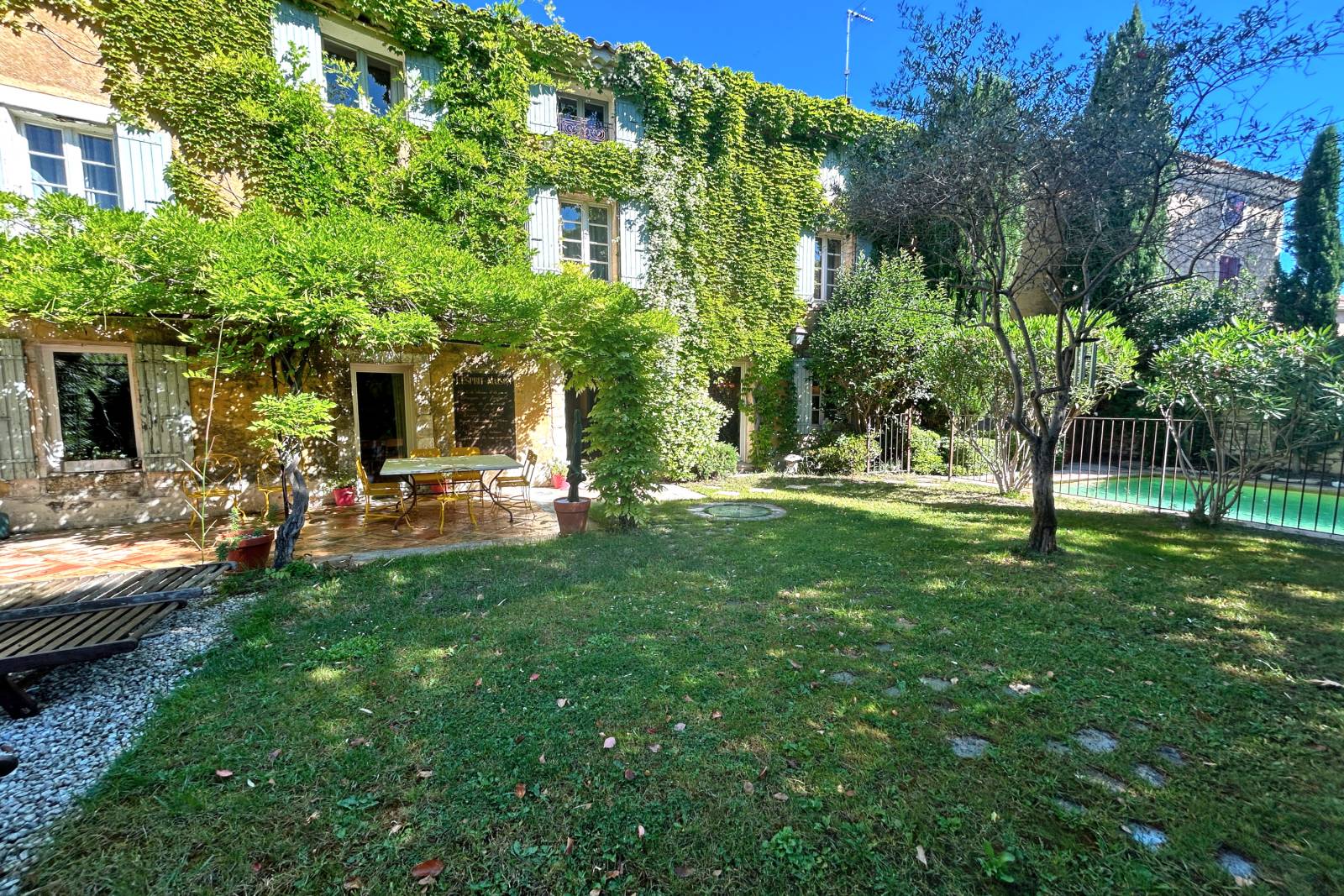 Sale - Authentic village house to renovate in the heart of Saint-Didier, priest's garden, swimming pool and garage.