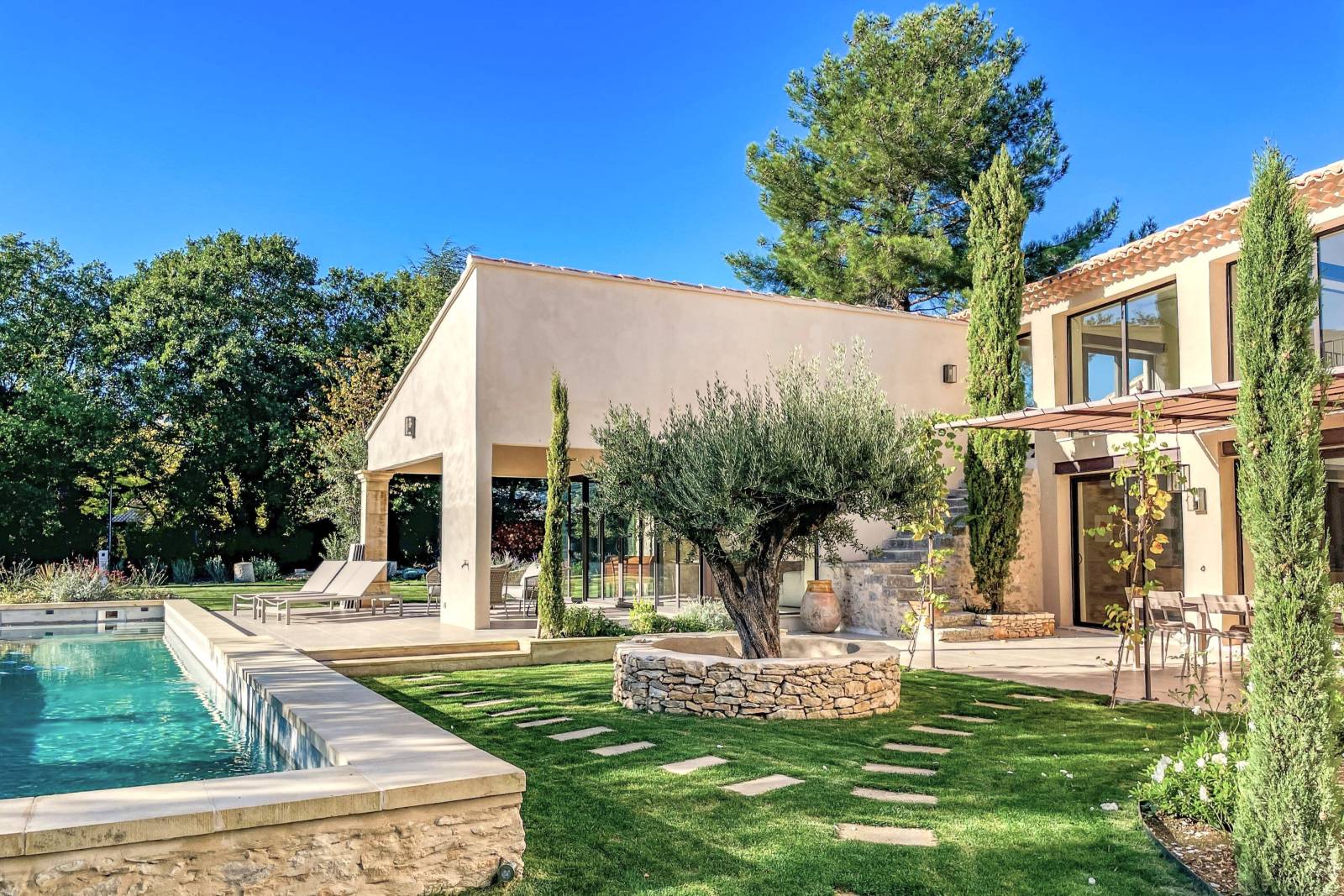 For rent, renovated 19th-century Magnanerie with high-end amenities and heated pool for your holidays in a charming hamlet close to Saint-Saturnin-lès-Apt.