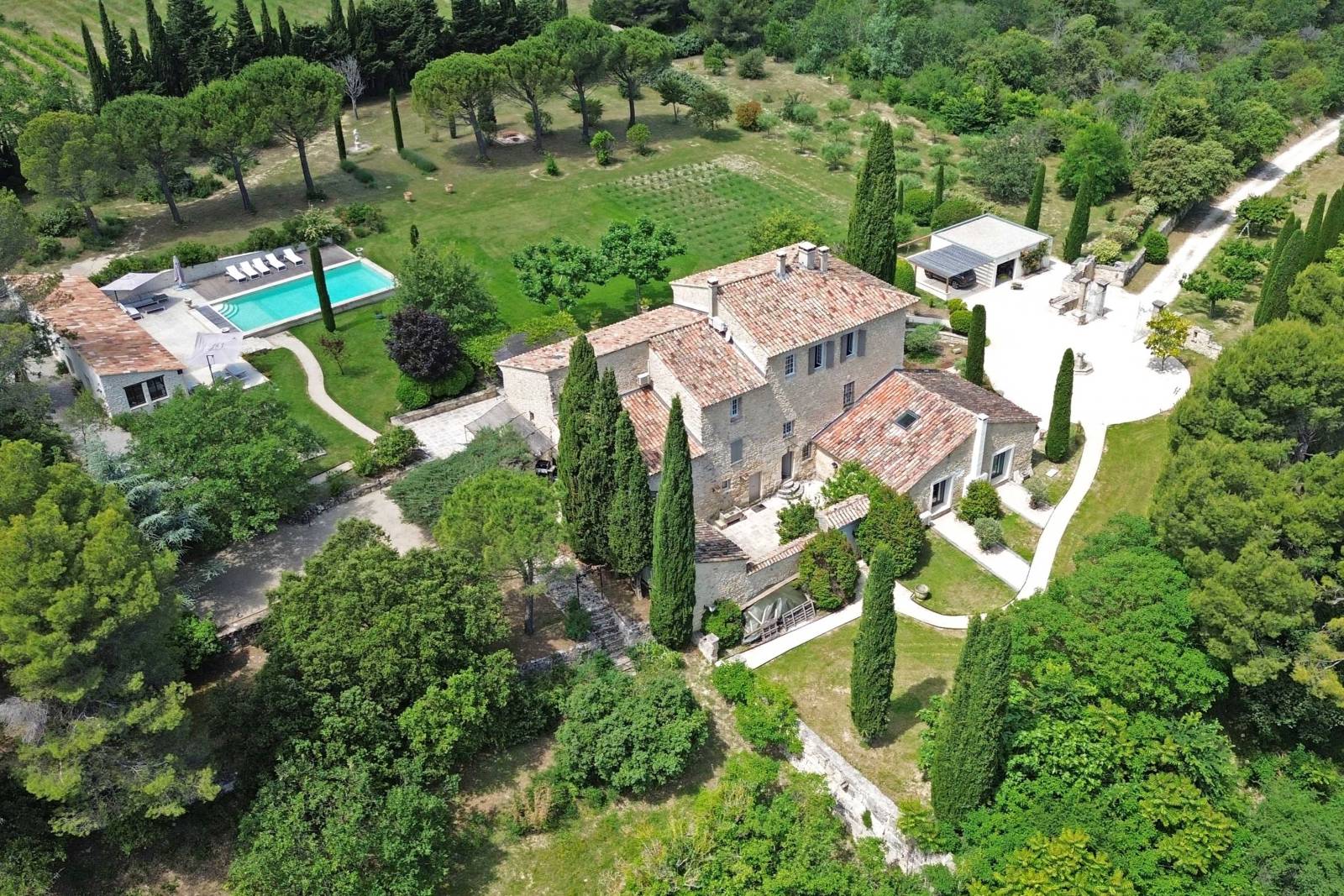 Holiday rental of an exceptional property with views of Mont Ventoux, swimming pool and fully equipped pool house.