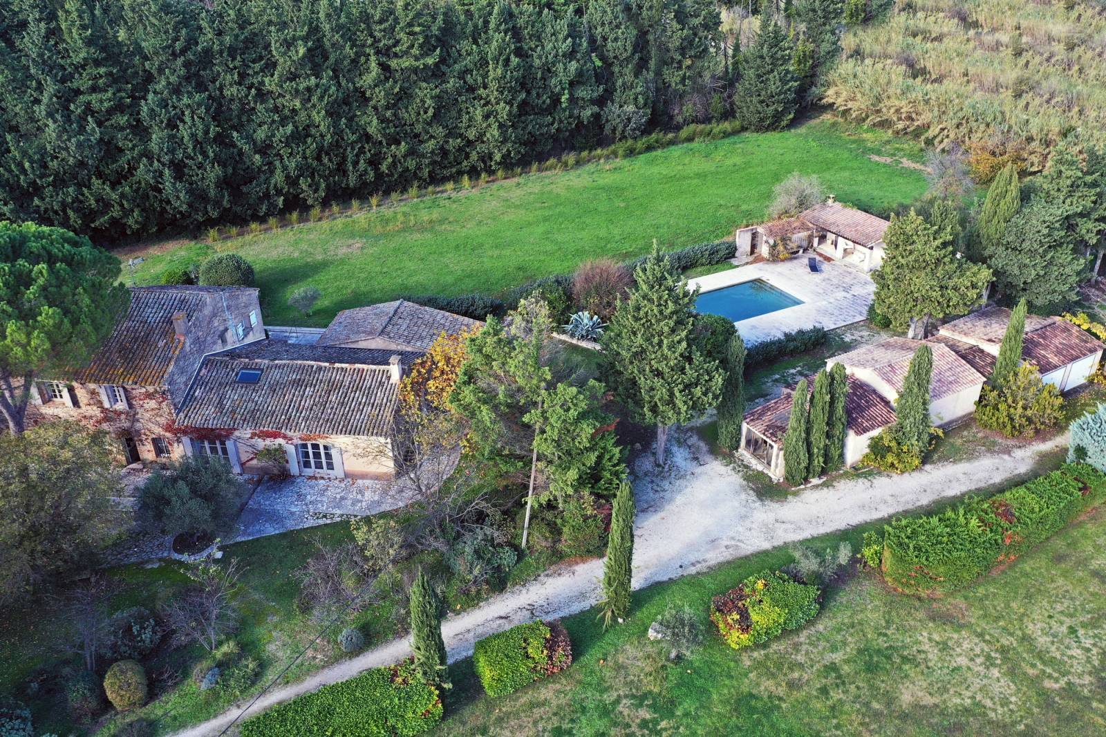 A beautiful family estate featuring a charming renovated farmhouse with a pool and outbuildings, ideally located at the foot of the Luberon.