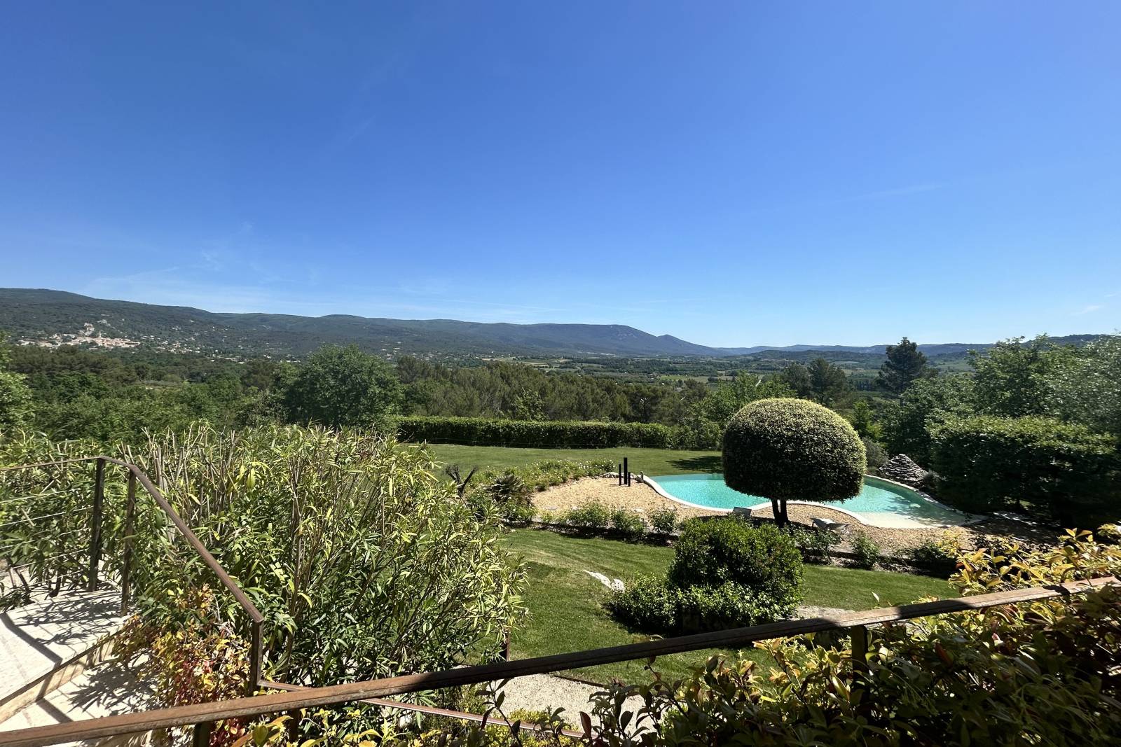 In Saint-Saturnin-lès-Apt, an elegant property with panoramic views of the Luberon, set within 5,620 m² of landscaped grounds featuring a swimming pool.