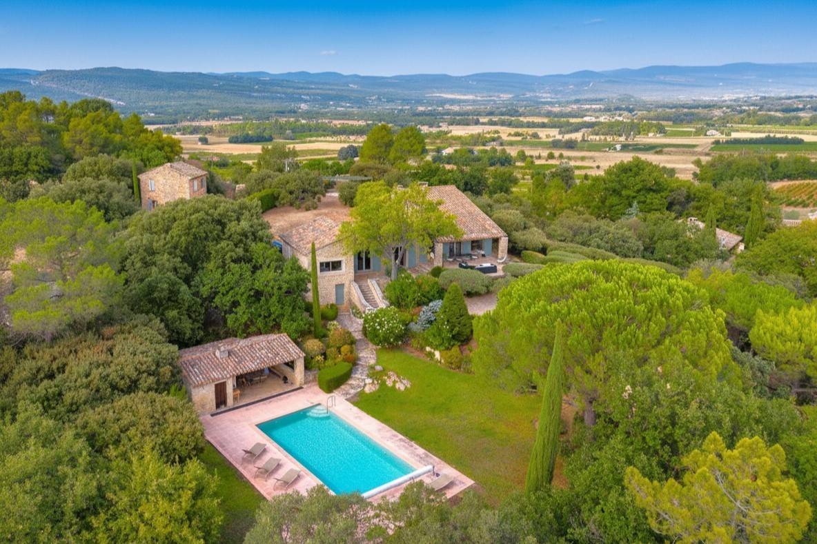 Near Gordes, beautiful stone property with outbuilding, swimming pool and terraces, offering panoramic views over the Luberon.