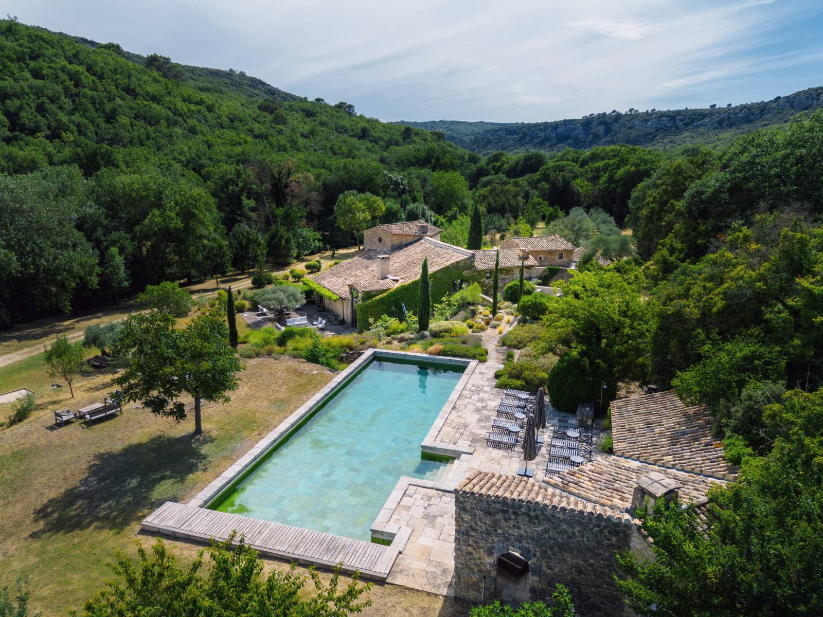Seasonal rental between Bonnieux and Lourmarin: a luxurious Mas with pool and tennis court nestled in unspoilt nature.