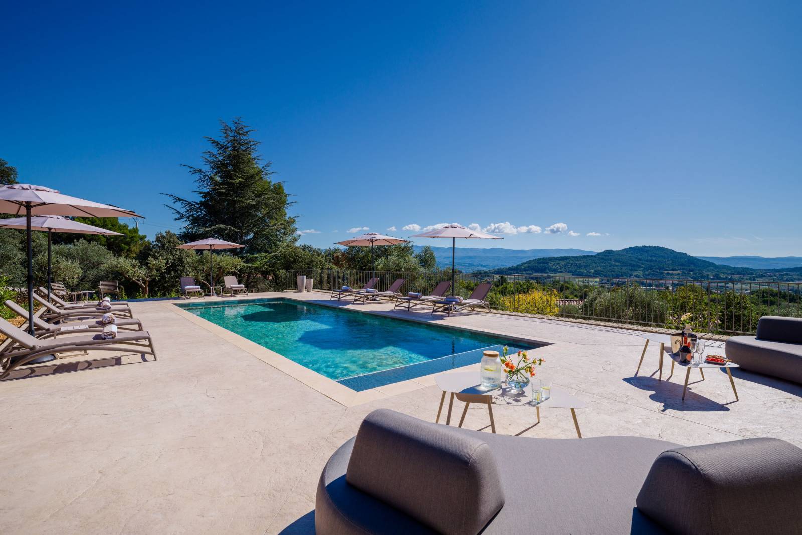 Large property on the heights of Saint-Saturnin-lès-Apt with a heated pool and a terrace offering panoramic views over the Luberon.