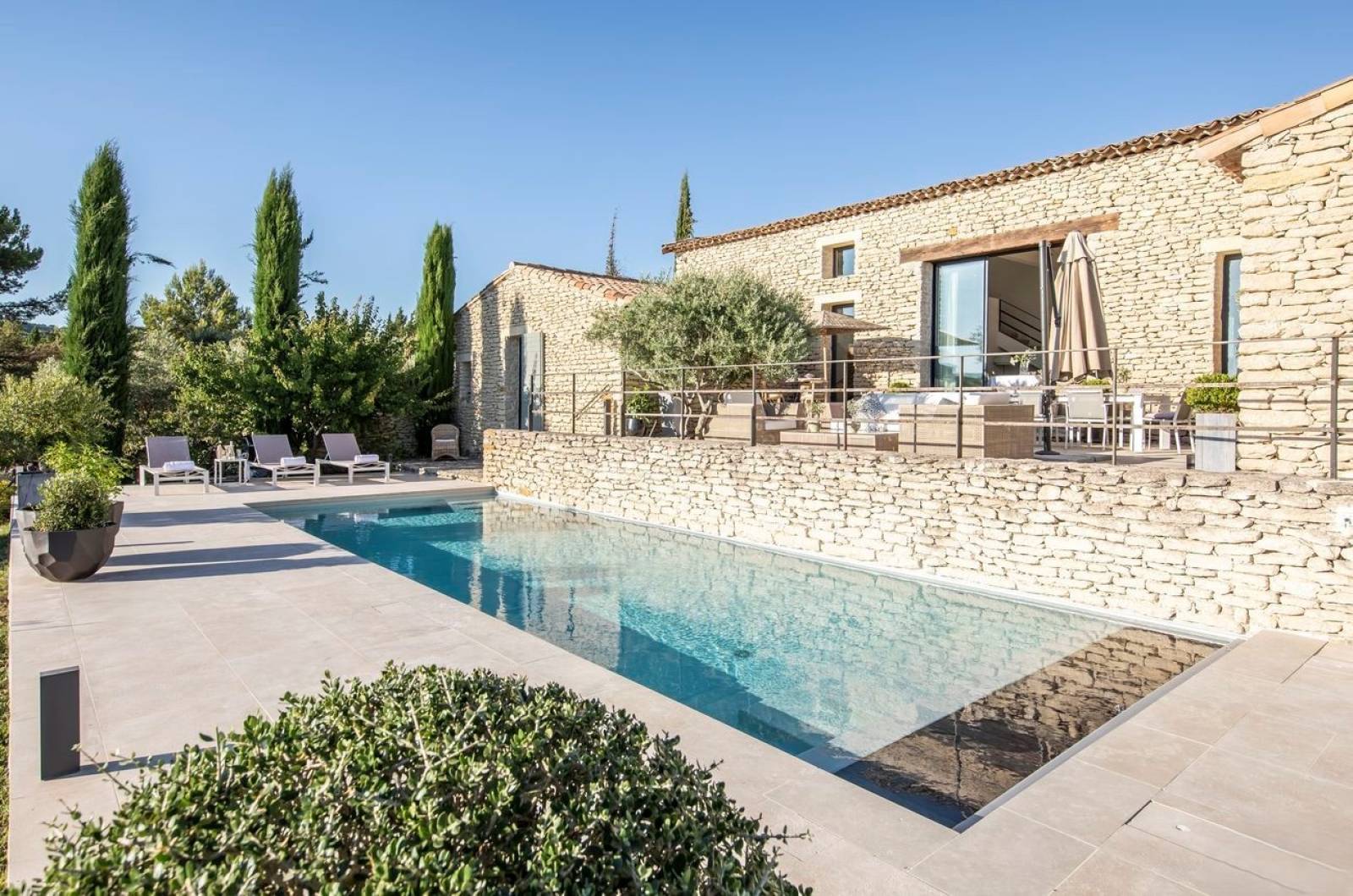 Charming stone house with one of the most breathtaking views of Gordes, within walking distance to the village.