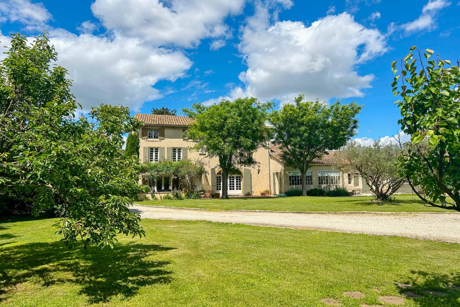This historic 1850 farmhouse, located by the Canal de Provence, features 386 m² of living space across three levels, a converted barn, and a veranda. Surrounded by a lush garden and an infinity pool, it offers great potential for family living or guest ac