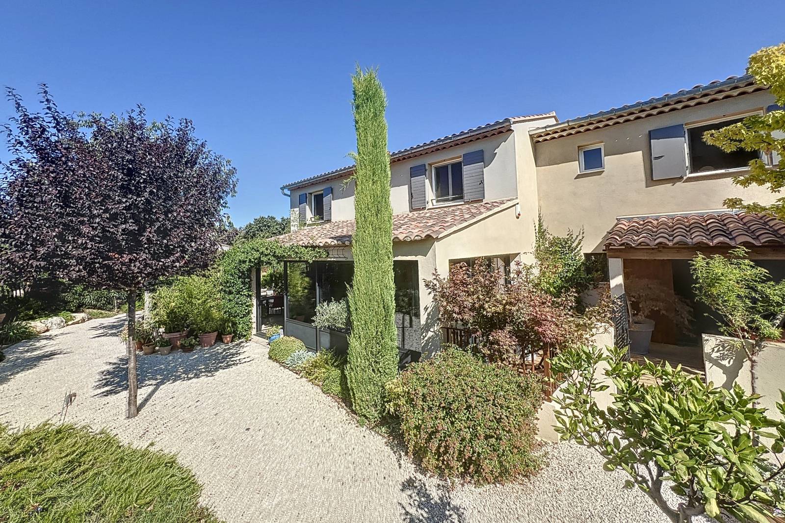 For sale in Cavaillon’s St Jacques neighborhood: a recently built house with a separate guesthouse, set in a landscaped garden with a pool, in a quiet location.