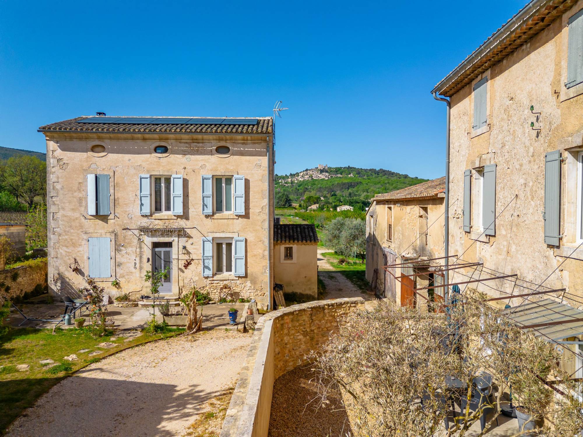 A property with great potential, located at the foot of the village of Bonnieux on 20 hectares, offering panoramic views of the hilltop villages.