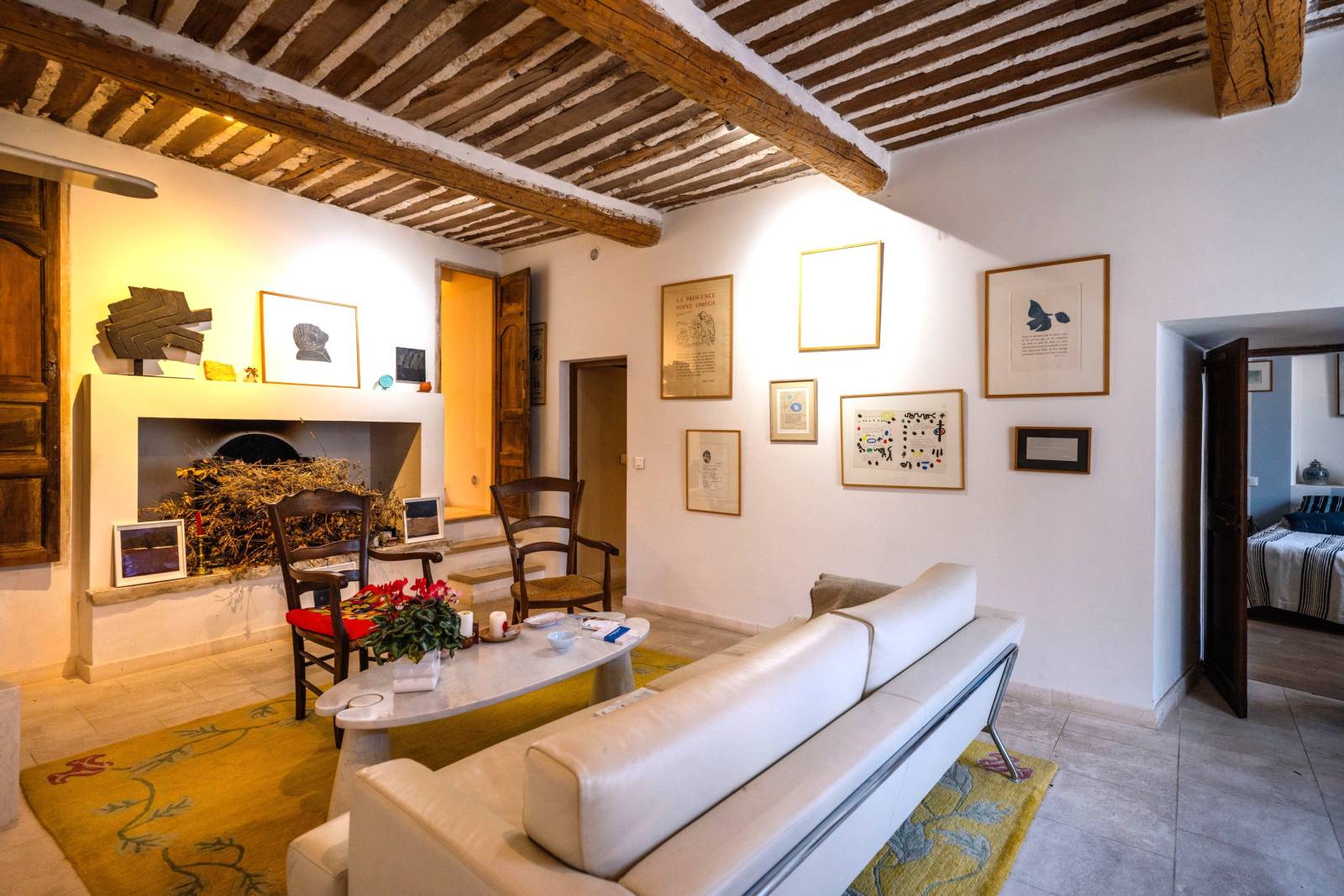 In the village of Cabrières-d'Avignon, a historic stone mansion with a swimming pool and garden near the castle.