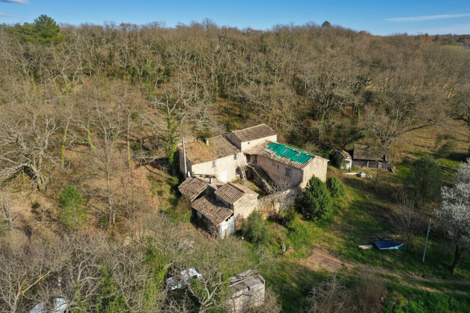 Just a few minutes from the iconic villages of the Luberon, in the village of Oppède, authentic U-shaped farmhouse to renovate.