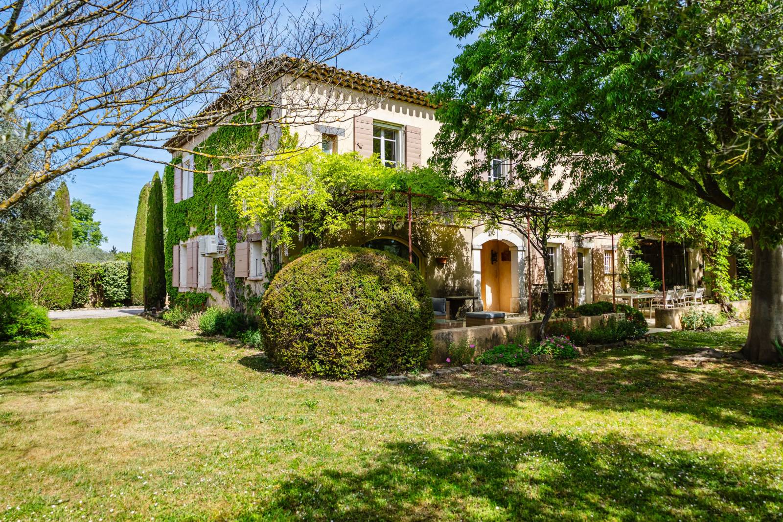 Located between Carpentras and Mont Ventoux, this charming country house is the ideal family home or the perfect vacation home.