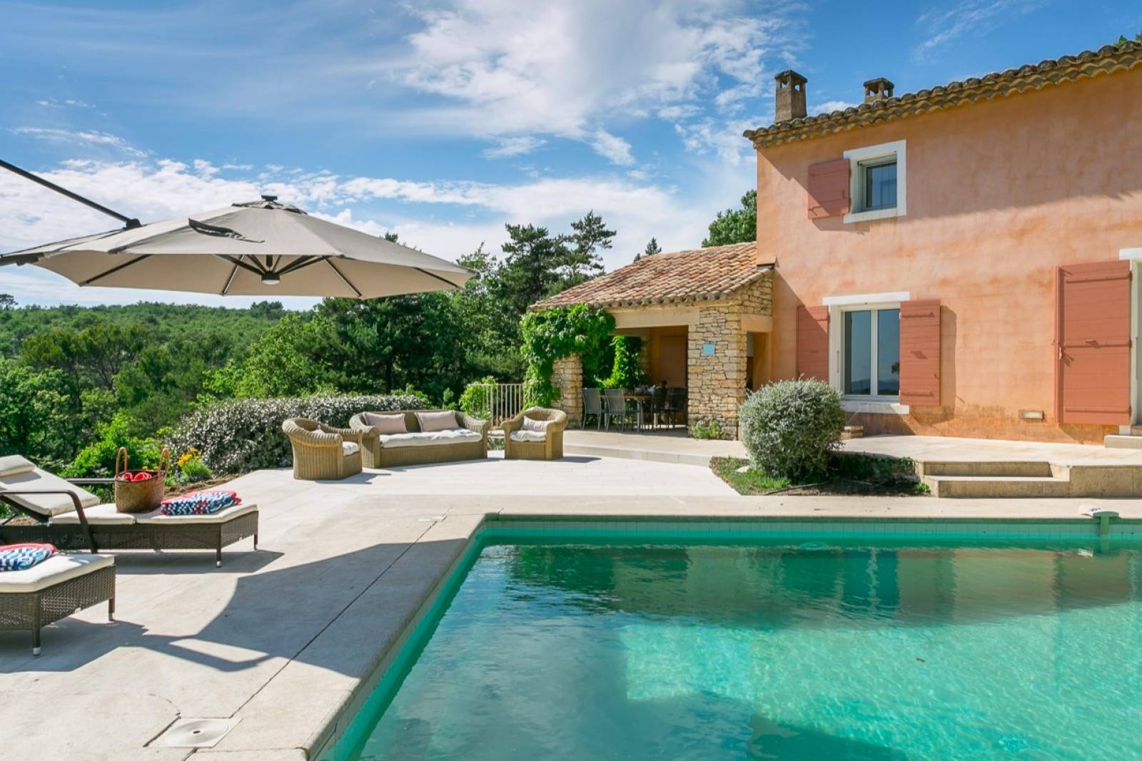 For rent just minutes from Gordes, in the heart of a Mediterranean pine forest, contemporary home with views and swimming pool.