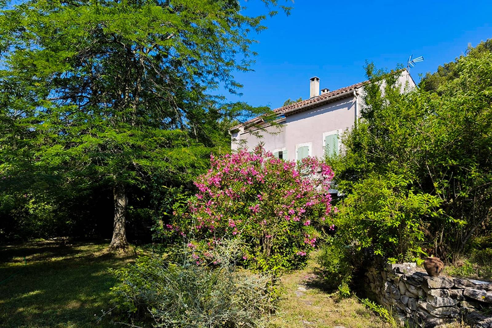 In L’Isle-sur-la-Sorgue, Saint-Antoine neighborhood, a renovated historic home on 2500 m² for sale, featuring a separate guesthouse, a shared swimming pool, and unobstructed views.