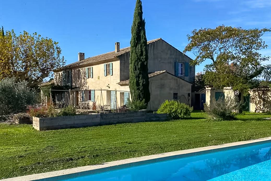 Located between Robion and Cavaillon, a renovated farmhouse in a quiet setting, featuring 8 bedrooms, including a 60 sqm, and 2 separate guesthouses, with a swimming pool and pool house.