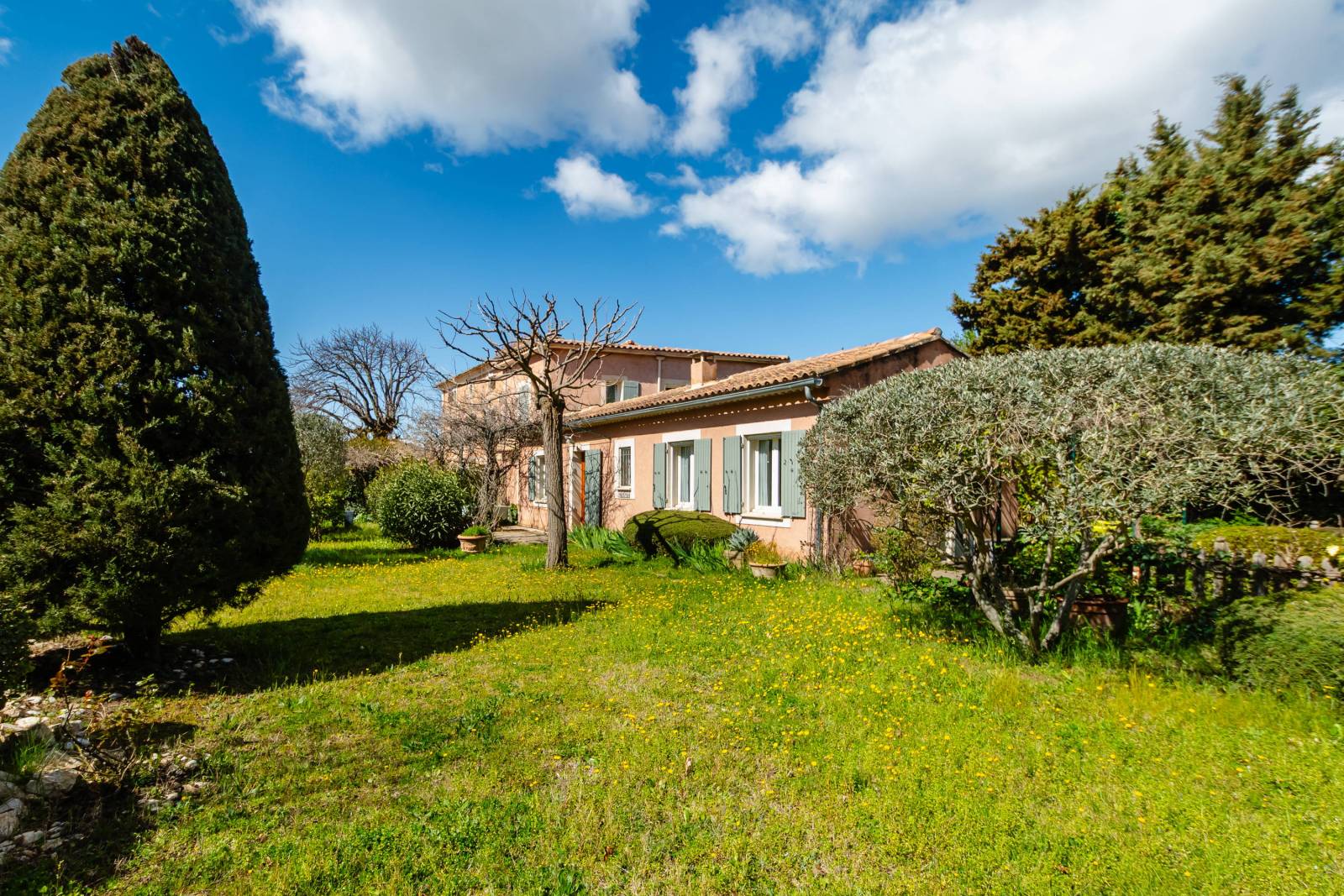 Façade and wooded garden: Single-story house for sale in Bedoin, nestled in a 1,290 m² landscaped garden offering a peaceful living environment in Provence.