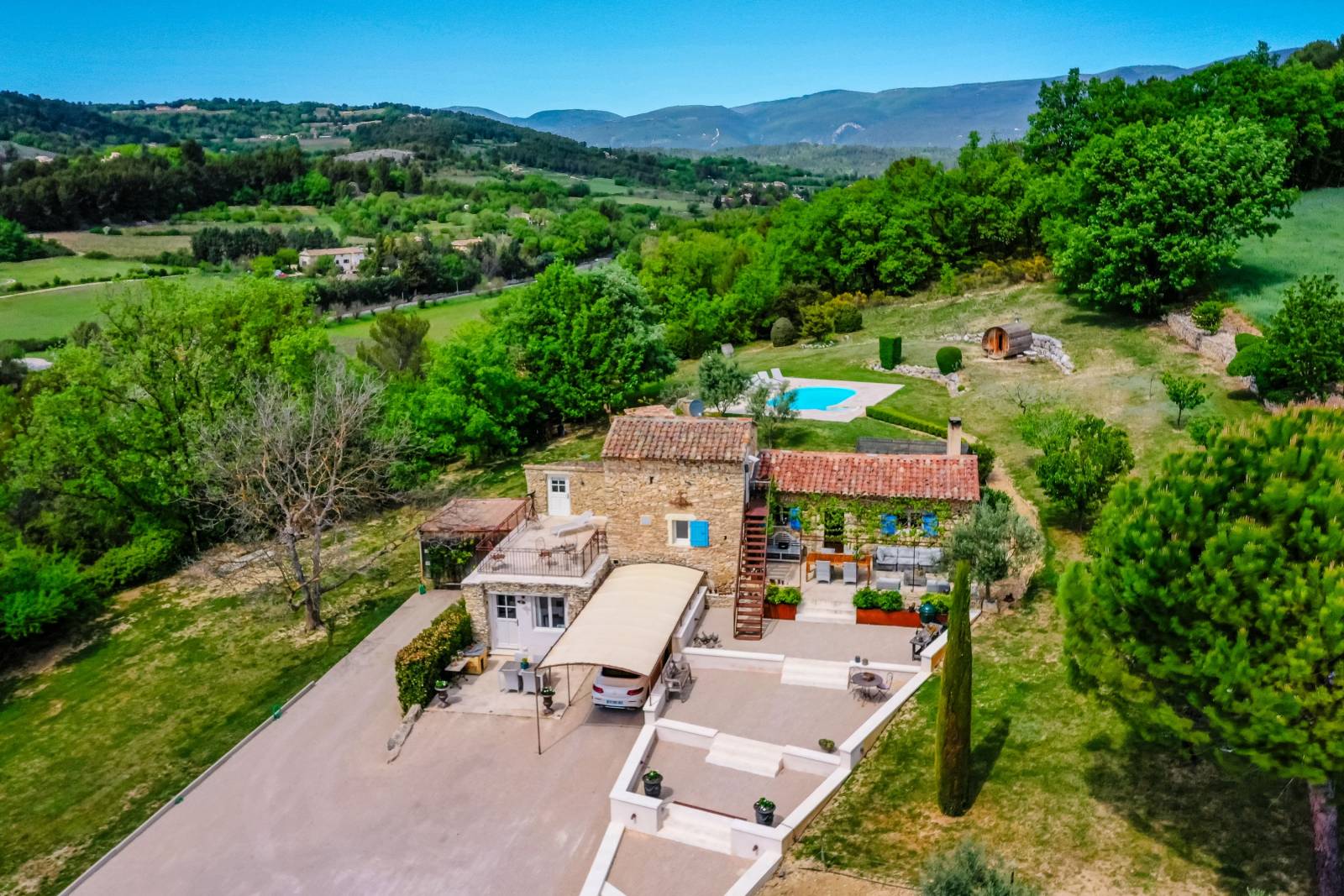 For sale in Saignon: an authentic, restored stone sheepfold with a swimming pool and stunning views of the Luberon.