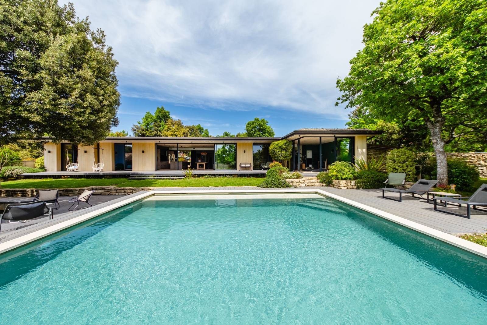 Contemporary property in the heart of the Luberon, featuring a swimming pool, pool house, and outbuilding on 2,400 m² of land, offering exceptional views of Lacoste.