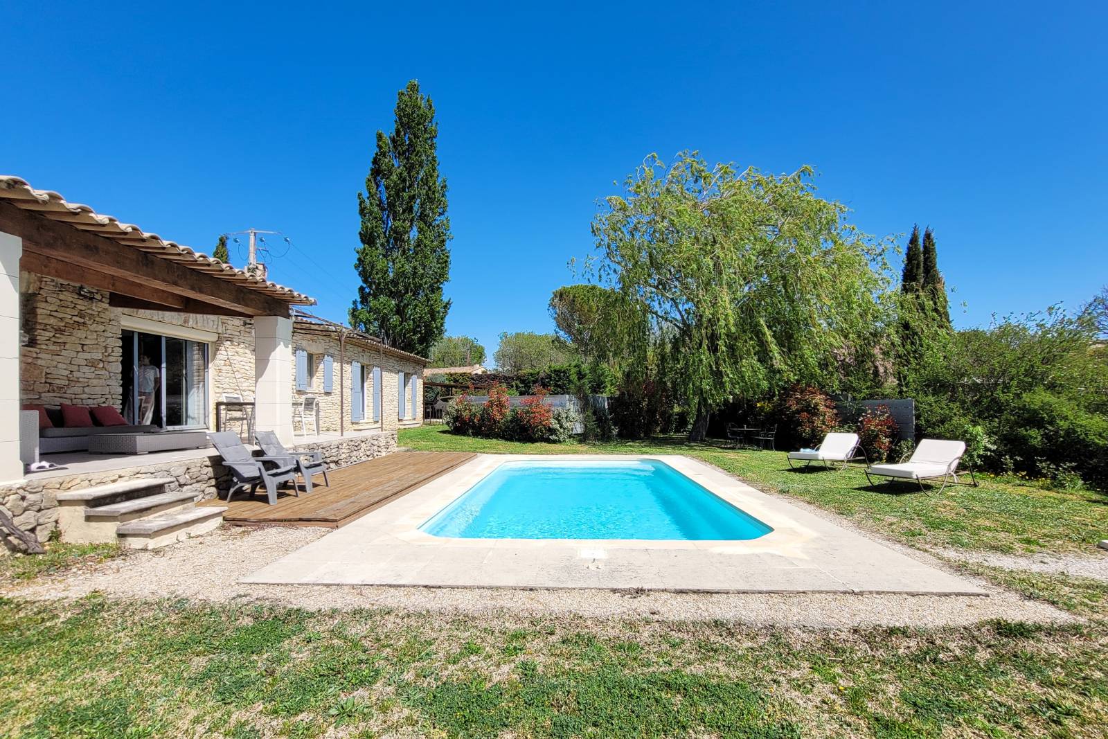 In Gordes, at the end of a quiet cul-de-sac, a charming single-story home with 3 bedrooms and a separate studio, featuring a pool and views of the Luberon.