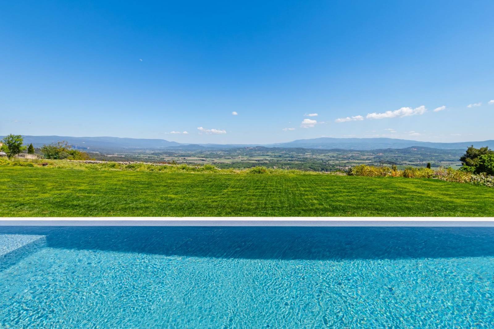 A few minutes’ walk from the heart of Gordes, contemporary house for rent with breathtaking views over the Luberon valley.