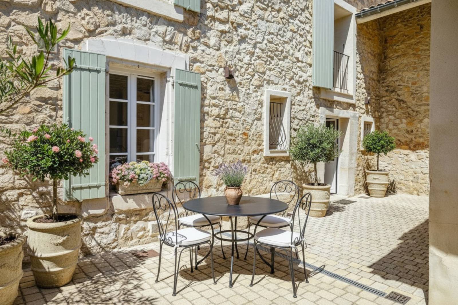 In Pernes-les-Fontaines, beautiful townhouse of over 200 square meters, fully renovated, combining Provençal charm and contemporary design.