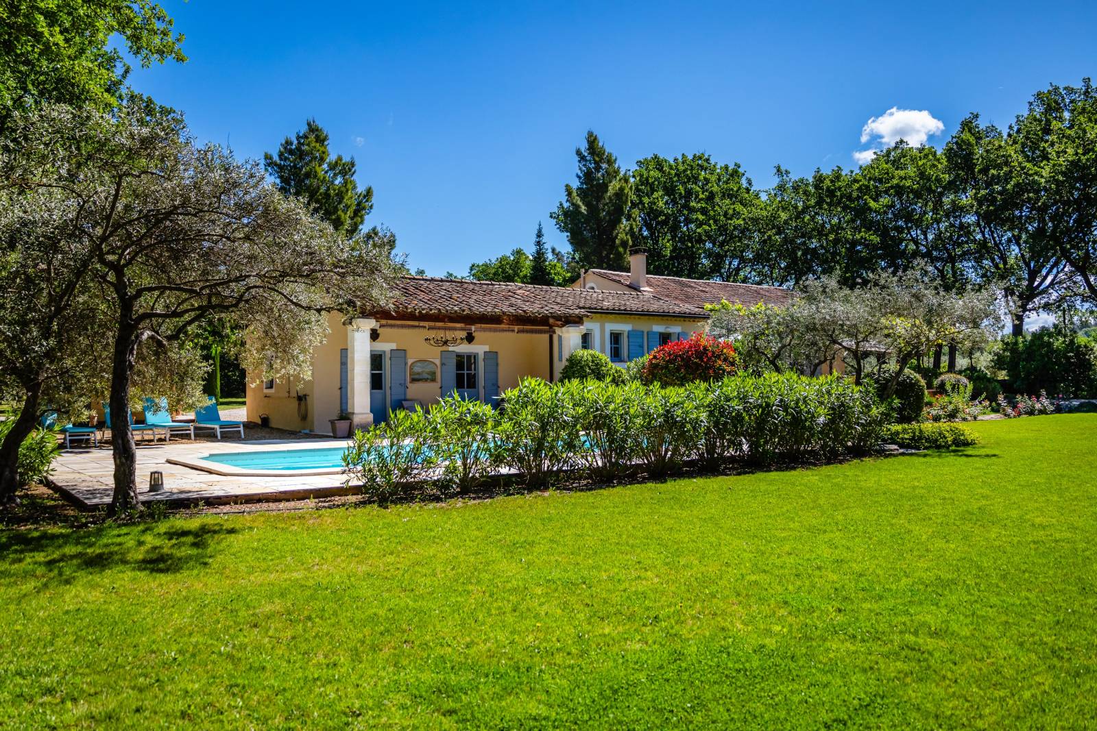 Exceptional property set in unspoiled natural surroundings with views of the Luberon, for sale in Gordes.
