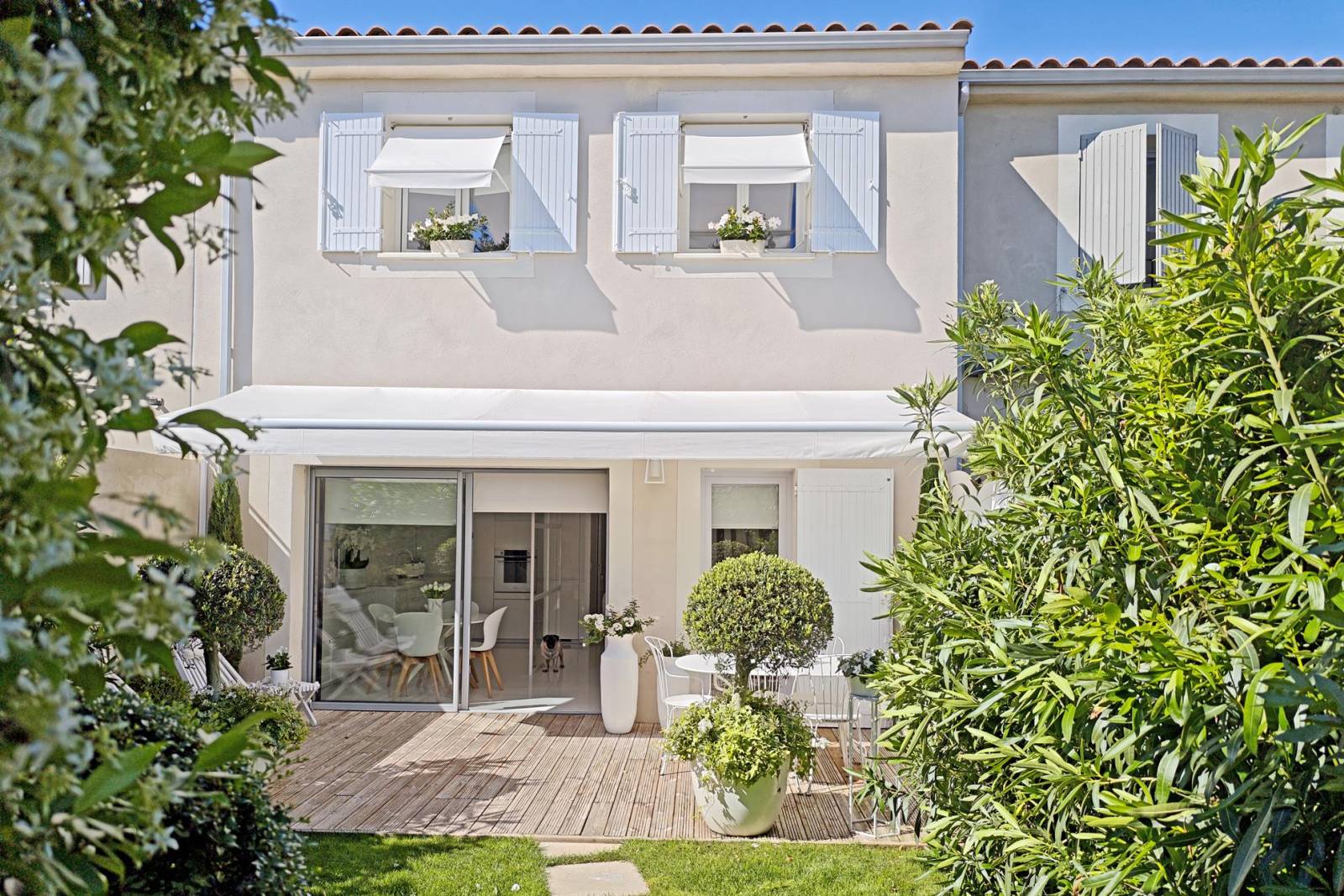 Nestled in a peaceful and unspoiled setting, in the heart of the highly sought-after village of Lagnes, this elegant property has been renovated in a contemporary style.