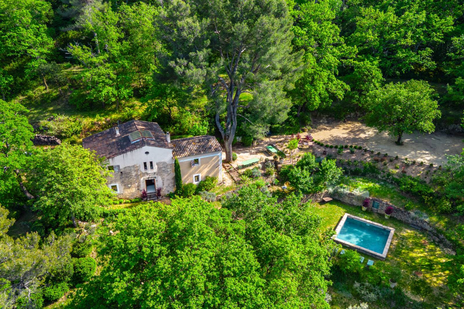 A stunning renovated sheep farm with panoramic views of Gordes and the Monts du Vaucluse, set on 2 hectares of land with a swimming pool.