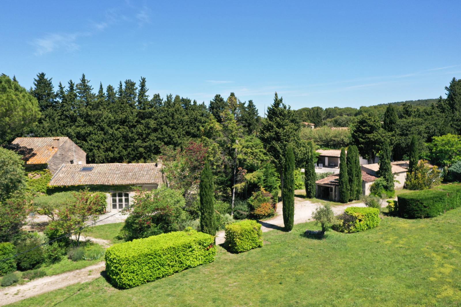 A beautiful family estate featuring a charming renovated farmhouse with a pool and outbuildings, ideally located at the foot of the Luberon.