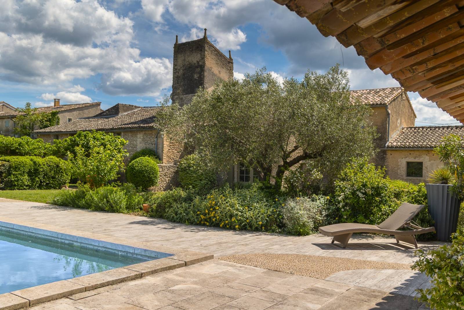 For rent near Gordes, superb renovated hamlet with eight bedrooms, swimming pool, orangery and views over the Luberon.
