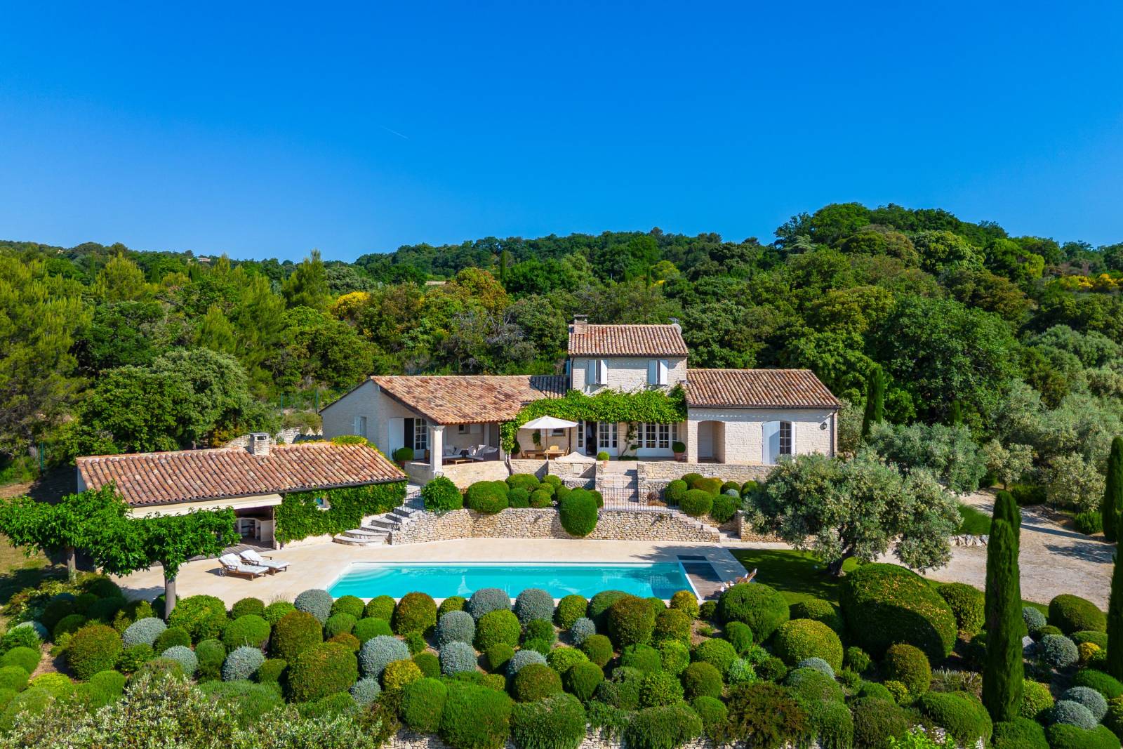 An elegant 248-square-meter stone vacation home offering exceptional panoramic views of the Luberon near Gordes.