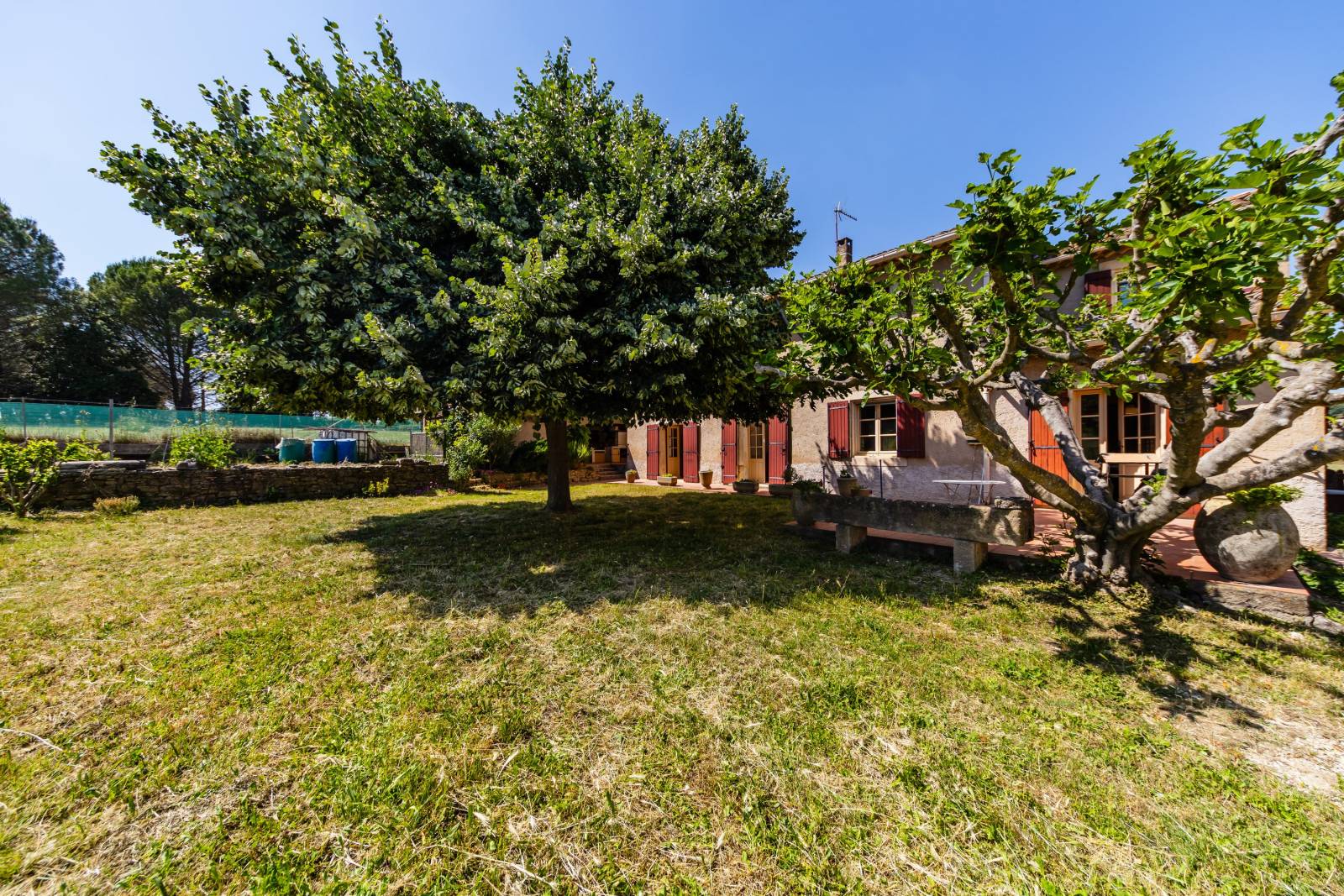 An authentic Provençal farmhouse located between Gordes and Ménerbes, in a quiet, unspoiled setting with views of the Luberon.