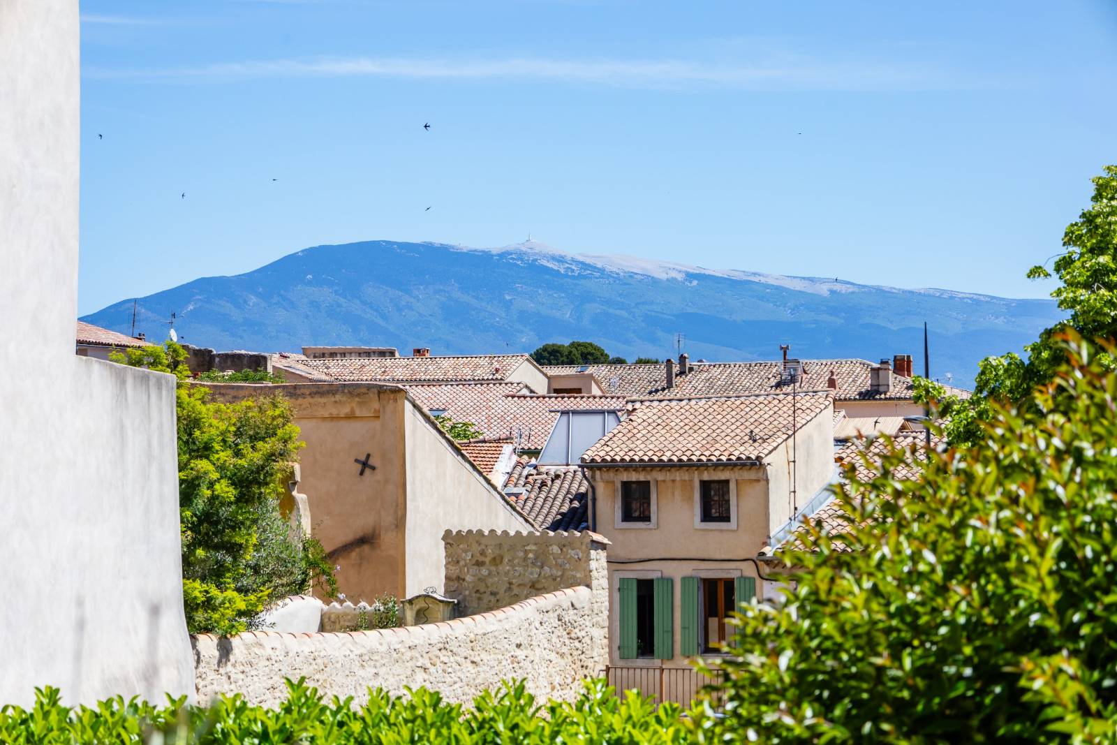 For sale, Carpentras, Town house in the heart of the historic centre, renovated, quality fixtures and fittings and materials, garage, terrace and view of Mont Ventoux, guaranteed peace and quiet.