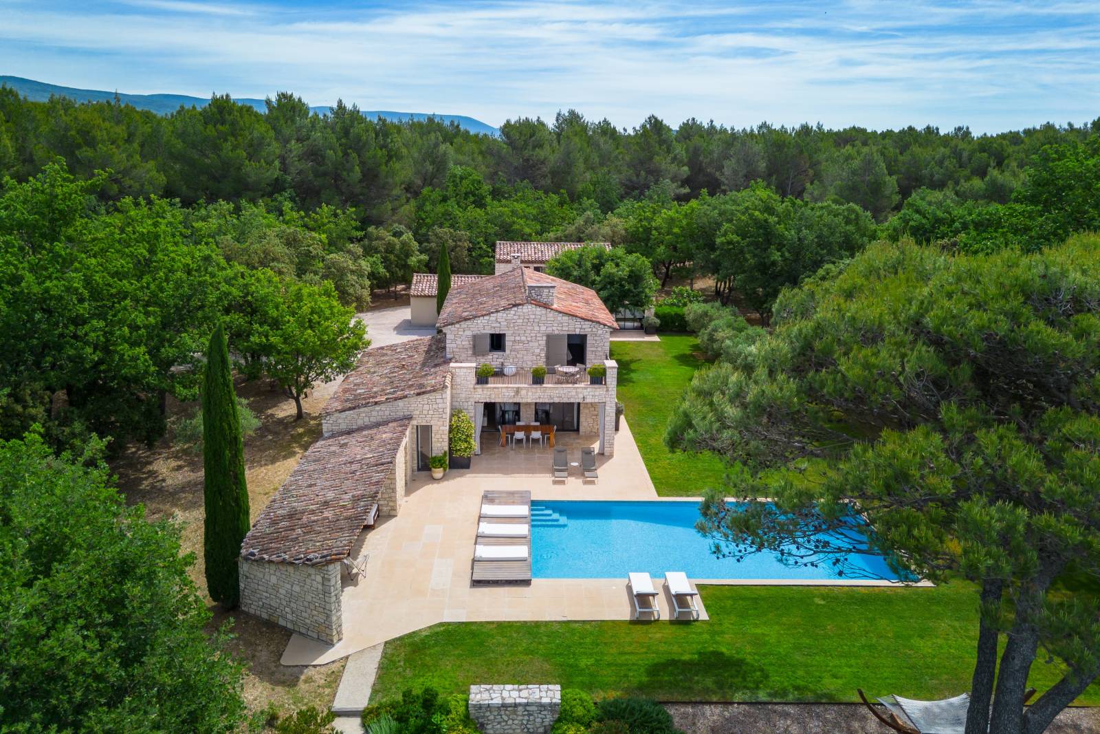 Exclusive listing - In Saint Saturnin les Apt, on over 2.5 hectares, superb house in perfect condition with swimming pool, tennis court, and views of Gordes.