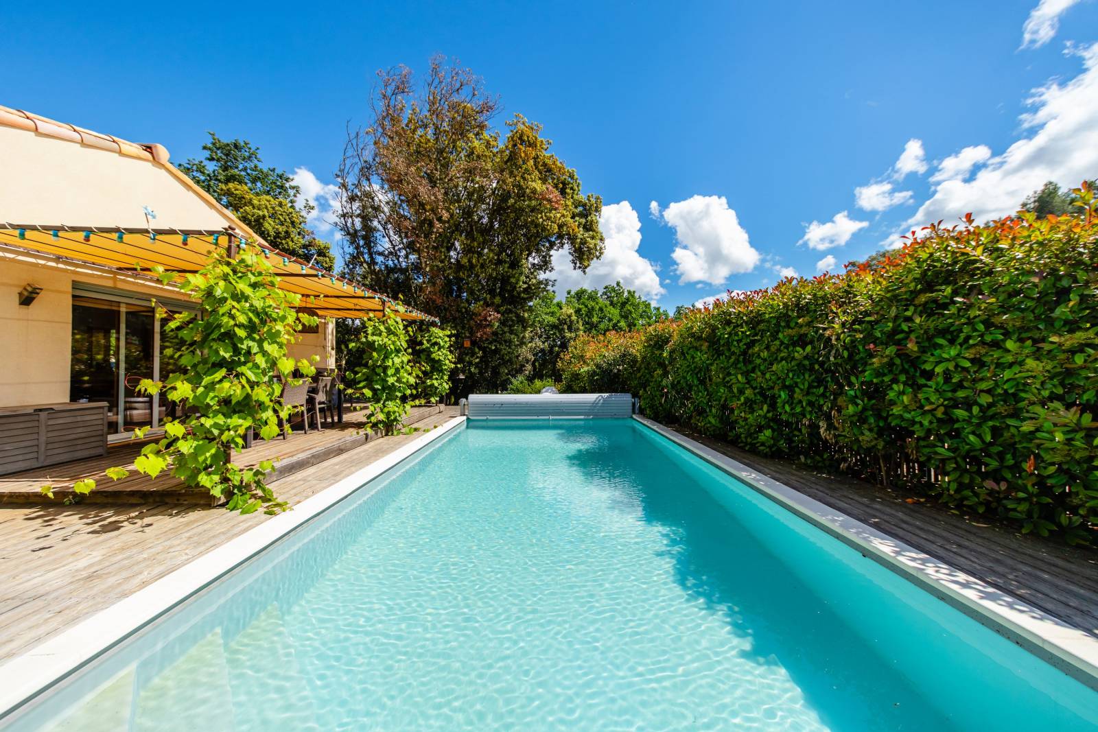 Exclusively for sale in Roussillon: a charming 3-bedroom home with an office, located in a quiet area, featuring a landscaped garden with a pool and a garage.