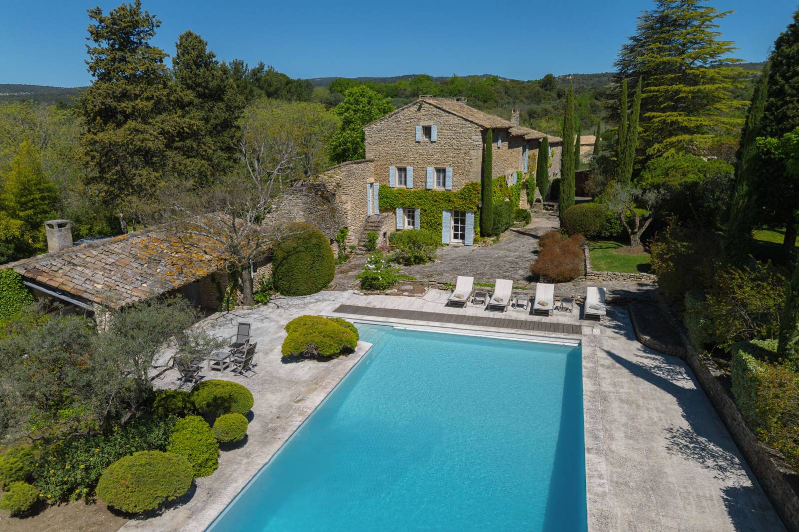 In Gordes, superb mas with swimming pool and janitor's cottage on over a hectare of land in the heart of Luberon.