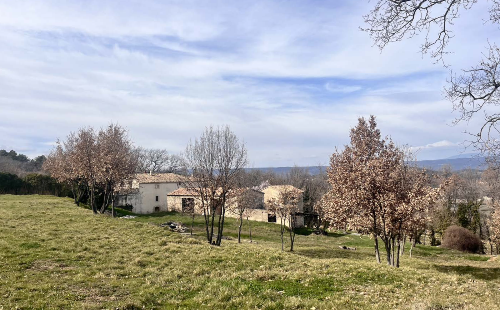 Near the village of Lacoste, a historic property in need of complete renovation is for sale, with a permit already granted for a total renovation on a plot of over 7 hectares.