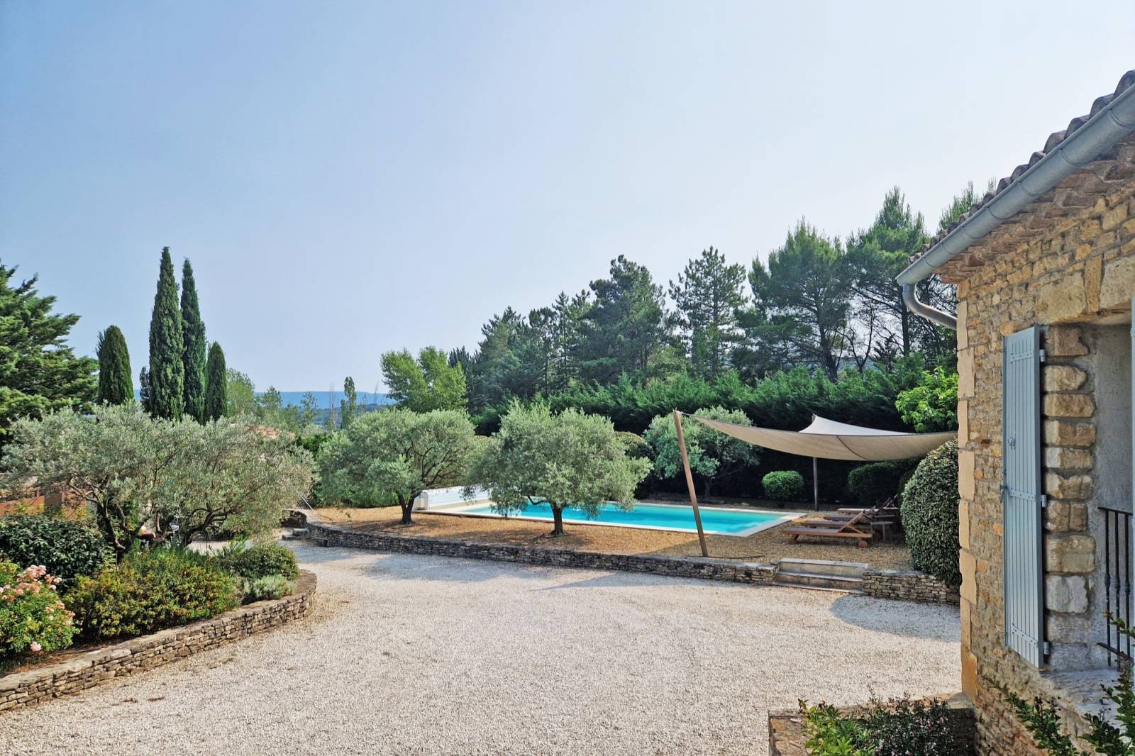 For rent, elegant stone villa in the Countryside of Gordes with pool and pétanque court for your holidays in the Luberon.