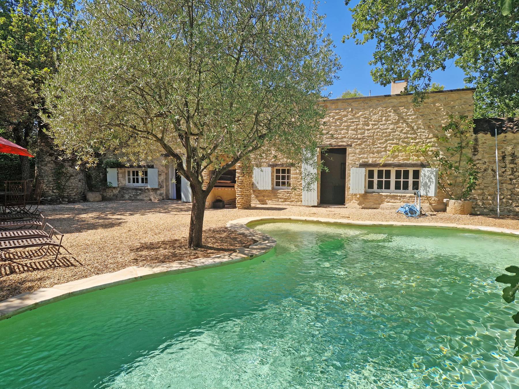 BERGERIE AVEC PISCINE A DEUX PAS DE MENERBES   