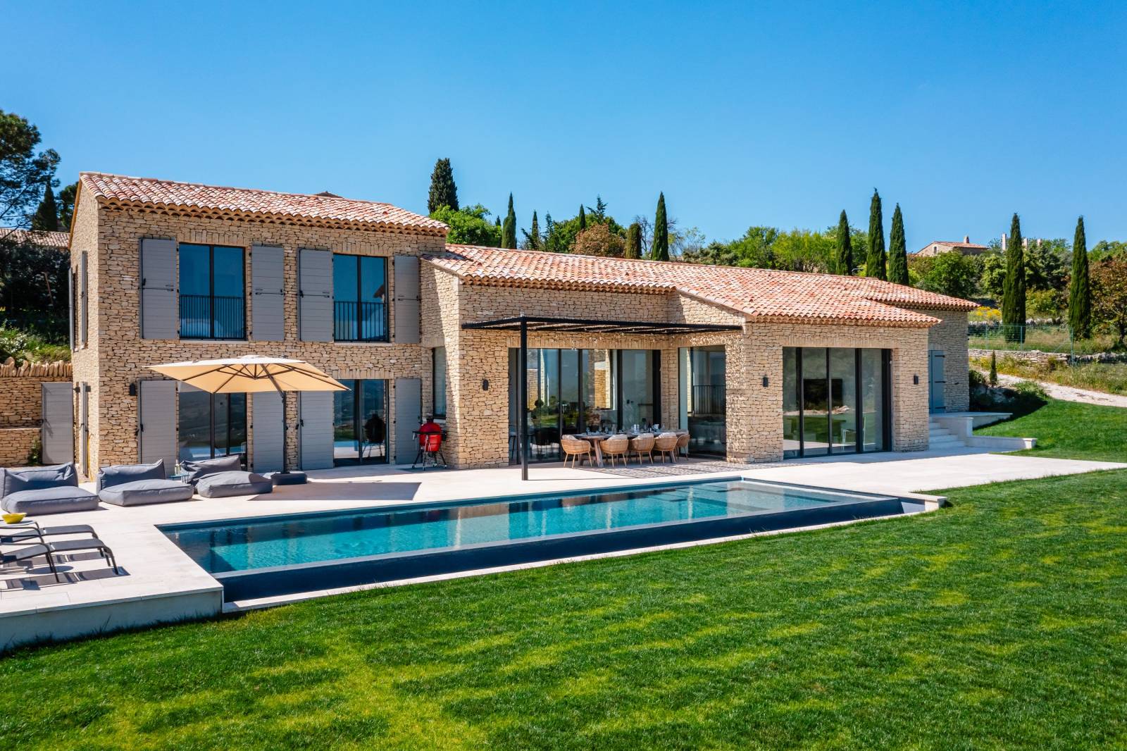 A few minutes’ walk from the heart of Gordes, contemporary house for rent with breathtaking views over the Luberon valley.