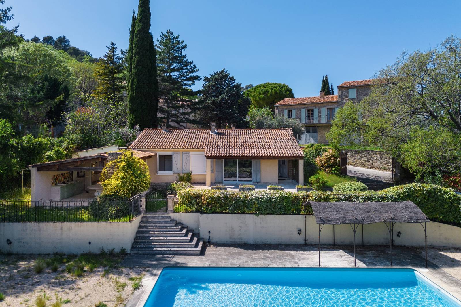 In the heart of the village of Lacoste, a 1950s house with 5 bedrooms, a pool, and a beautiful view of Bonnieux.